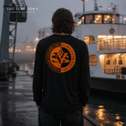 Camiseta Volcom Excavator Black de manga larga en puerto al amanecer - editorial The Surf Town