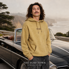 Sudadera Volcom Big Stone Mustard en mirador costero - editorial The Surf Town