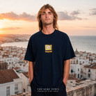 Camiseta Volcom Wise Boi Marine en azotea costera - editorial The Surf Town