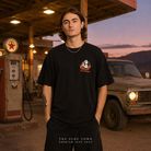 Camiseta Volcom Always Grinding Black en gasolinera retro - editorial The Surf Town