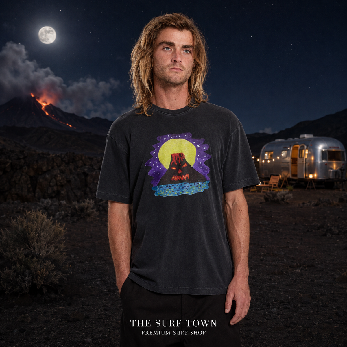 Camiseta Volcom Ozzy I Black en paisaje volcánico nocturno - editorial The Surf Town