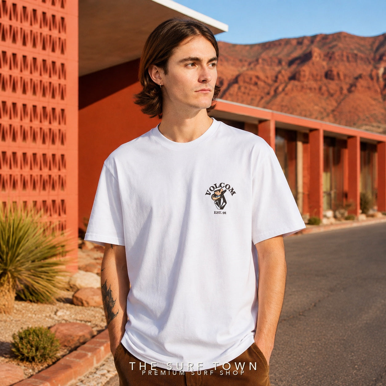 Camiseta Volcom Bad Luck White en hotel desértico - editorial The Surf Town