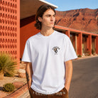 Camiseta Volcom Bad Luck White en hotel desértico - editorial The Surf Town