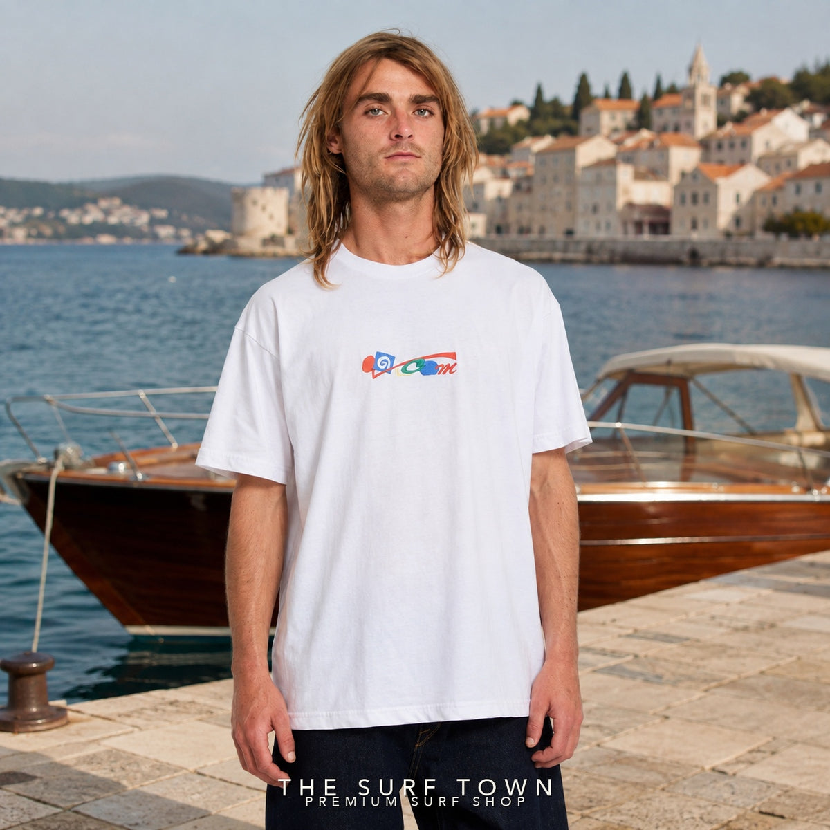 Camiseta Volcom Carrau II White en puerto adriático - editorial The Surf Town