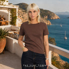 Camiseta de mujer Volcom Stone Tight TBB en editorial premium The Surf Town