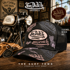Gorra Von Dutch Cafe 07 en fotografía editorial propia de THE SURF TOWN PREMIUM SURF SHOP con escenario café racer vintage, moto clásica y estilo California heritage.