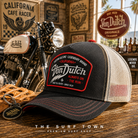 Gorra Von Dutch Cas1 Thunder en fotografía editorial propia de THE SURF TOWN PREMIUM SURF SHOP con escenario café racer vintage, moto clásica y estilo California heritage.