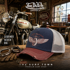 Gorra Von Dutch Crew 19 en fotografía editorial propia de THE SURF TOWN PREMIUM SURF SHOP con escenario café racer vintage, moto clásica y estilo California heritage.