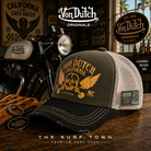 Gorra Von Dutch Crew 5 en fotografía editorial propia de THE SURF TOWN PREMIUM SURF SHOP con escenario café racer vintage, moto clásica y estilo California heritage.
