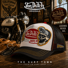Gorra Von Dutch CT BAD en fotografía editorial propia de THE SURF TOWN PREMIUM SURF SHOP con escenario café racer vintage, moto clásica y estilo California heritage.