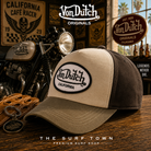 Gorra Von Dutch Jac Tol1 en fotografía editorial propia de THE SURF TOWN PREMIUM SURF SHOP con escenario café racer vintage, moto clásica y estilo California heritage.