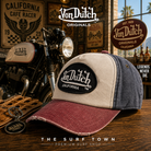 Gorra Von Dutch Jack BWR en fotografía editorial propia de THE SURF TOWN PREMIUM SURF SHOP con escenario café racer vintage, moto clásica y estilo California heritage.