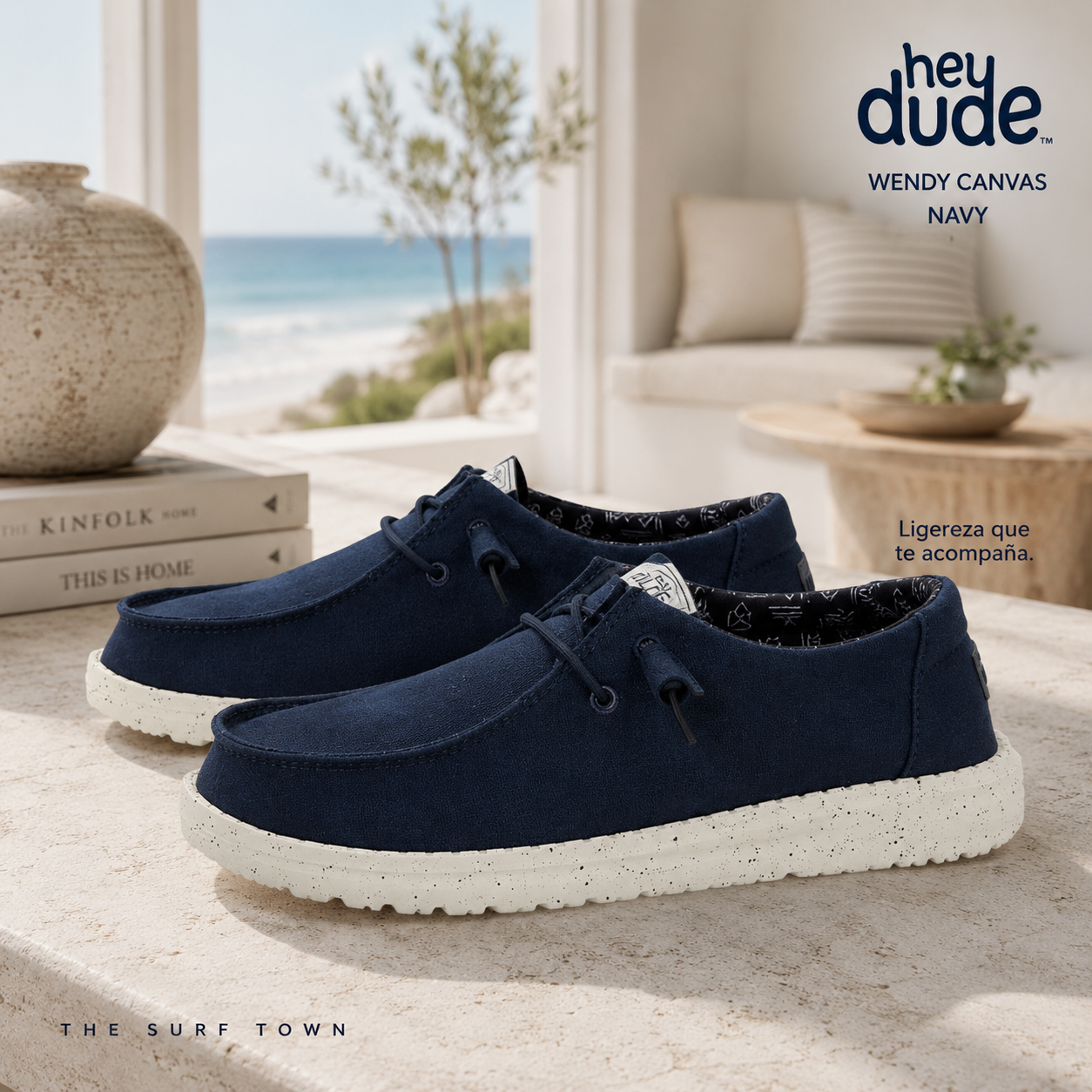 Zapatillas Hey Dude Wendy Canvas Navy en interior arquitectónico costero, fotografía propia de THE SURF TOWN con estilo casual premium y luz natural mediterránea