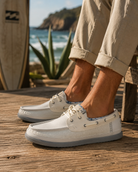 Zapatillas náuticas Hey Dude hombre color blanco estilo coastal lifestyle premium junto al mar