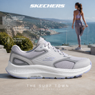 Zapatilla de mujer Skechers GO RUN Consistent 2.0 Gris Lavanda frente al mar, imagen editorial propia de THE SURF TOWN