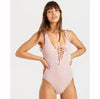 Bañador Billabong Sweet Sands 1 Piece Pink Sand  Un modelo muy femenino de color lila con tejido texturizado de escote en pico bajo con lazada para ajustarlo según se quiera más o menos escote o sujeción. Espalda aire y refuerzo en la parte interna del pecho con elástico y relleno extraíble. El tejido es súper suave, ligero y elástico.