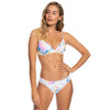 Bikini de triángulos Roxy de color blanco con estampado tropical en tonos azules, rosas y toque de amarillo.