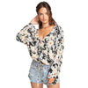 Blusa de mangas largas para mujer con estampado de flores sobre fondo negro de la marca BIillabong