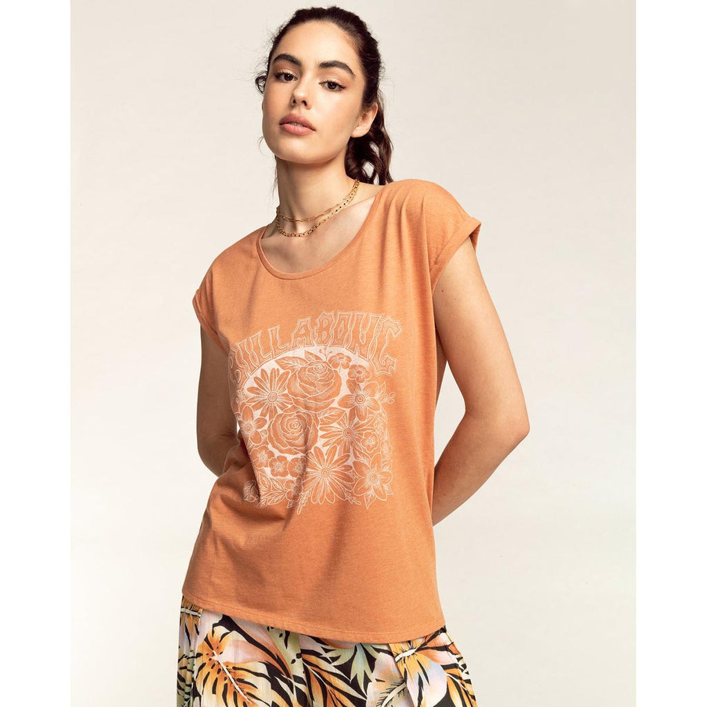 Camiseta de mangas cortas para mujer, de color naranja con ilustración central de flores y la marca Billabong. Suave tejido de mezcla, con corte holgado ideal para un look surfero.