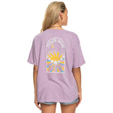 Camiseta de mangas cortas de algodón, corte amplio, de color lila, con bolsillo decorado y serigrafía en espalda. 