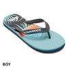 Chanclas de goma para niños, con tira fina, resistentes al agua. Azul claro con diseño de paneles de colores y marca QUIKSILVER en suela y tira. Un modelo perfecto para los días de playa y piscina.