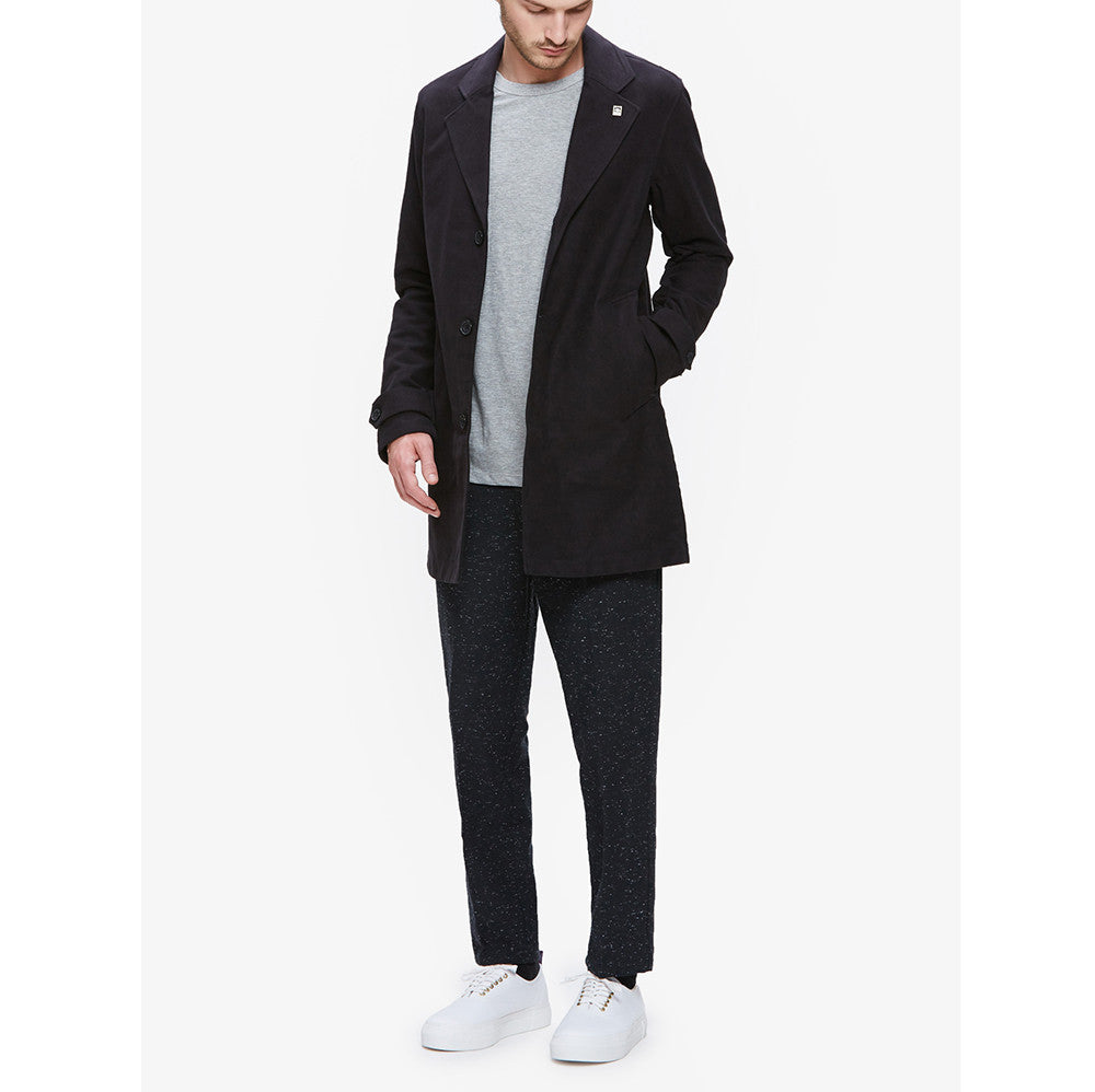 Modelo con la Chaqueta Obey Eighty Nine Limo Coat Black