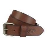 Cinturón de cuero en color marrón de la marca Billabong, tejido texturizado con impresión de la marca y hebilla metálica color plateada vintage.
