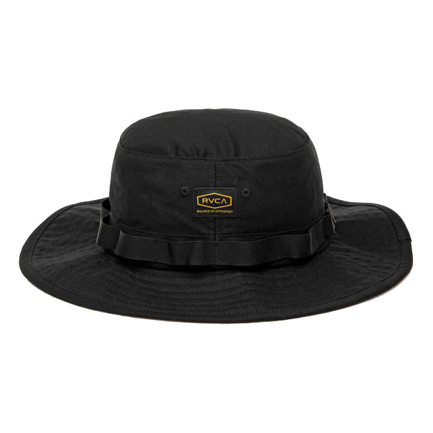 Sombrero tipo pescador de color negro con cuerda para mayor sujeción, con etiqueta cosida de la marca RVCA. Ala ancha para mayor cobertura y protección solar.