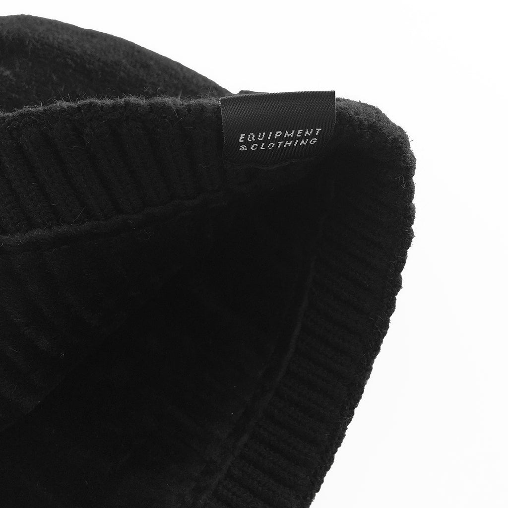 Gorro de lana de color negro marca The Surf Town con interior forrado de suave terciopelo, un modelo unisex