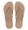 Chanclas Havaianas Slim doradas con tiras finas doradas metalizadas.