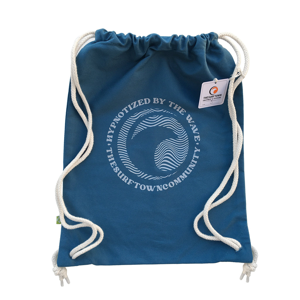 MOCHILA DE CUERDAS THE SURF TOWN  The Surf Town Hypnotized Blue Sea  La mochila de cuerdas THE SURF TOWN HYPNOTIZED está confecciona en algodón orgánico, ajustable con cordón extra suave. Lleva serigrafía central de nuestro diseño HYPNOTIZED en color gris claro, es de un tamaño ideal para uso diario, podrás meter una toalla de playa, botella de agua, sin problemas.