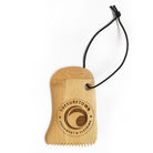 Peine Parafina The Surftown PEINE RASCADOR DE CERA DE MADERA "THE SURF TOWN"  Peine rascador de cera fabricado en madera de bambú de alta resistencia con logo THE SURF TOWN Classic impreso a láser. Lleva elástico para poder colgarlo en el retrovisor del coche o la furgoneta, como los clásicos y auténticos peines de surf. Además son BIODEGRADABLES, para contribuir a que lleguen menos plásticos al mar. 