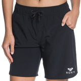 Pantalón corto de bañador, largo hasta casi la rodilla, en color negro, con cintura elástica y tejido extra ligero para un secado rápido