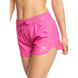 Short cortos de bañador en color rosa fucsia, con cintura elástica y tejido extra ligero para un secado rápido. Ideal para la práctica deportiva y sentirte cómoda. 