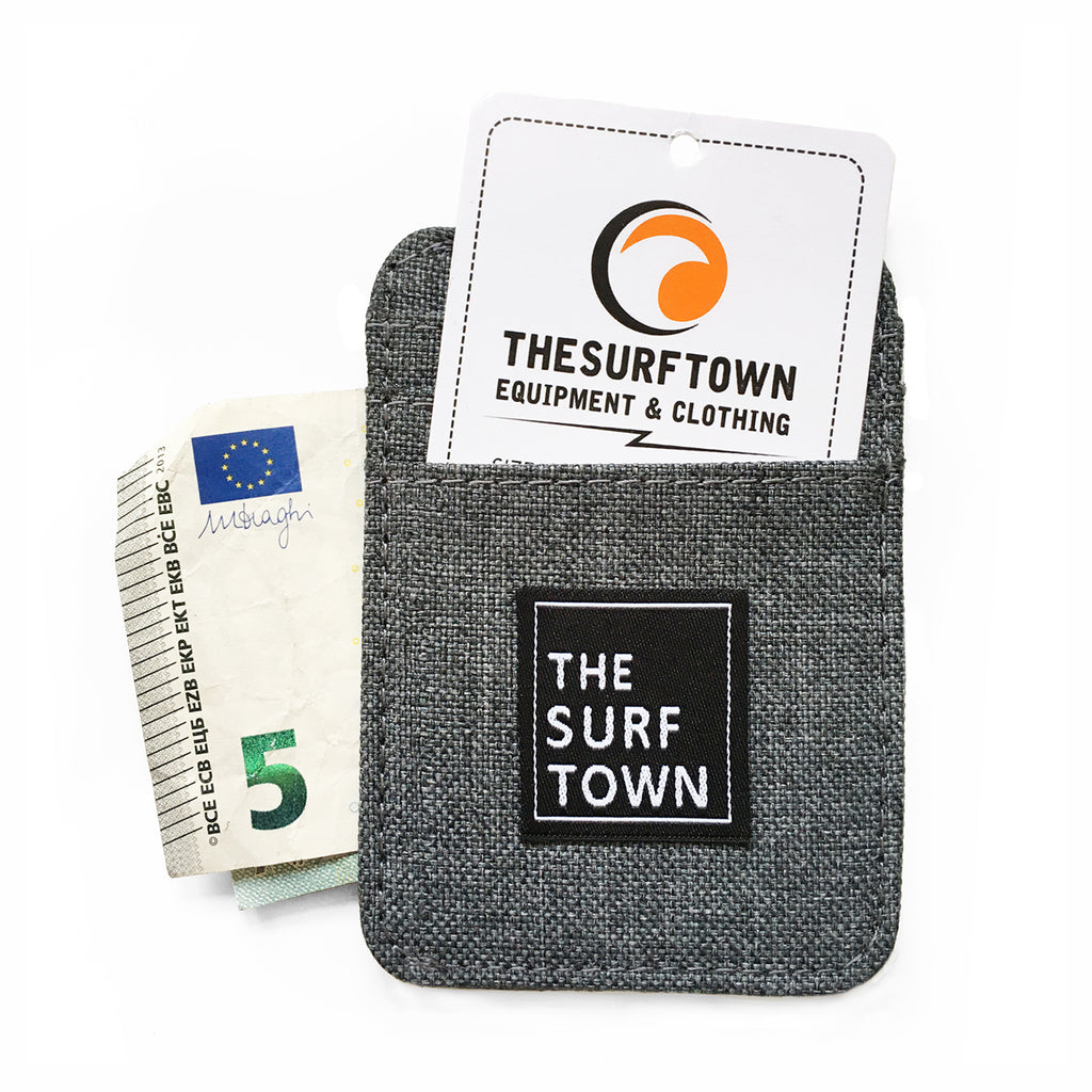 Tarjetero de tela The Surf Town Go Label está compuesto por tres compartimentos para tarjetas de fácil acceso y una ranura lateral donde poder guardar billetes o tickets. 
