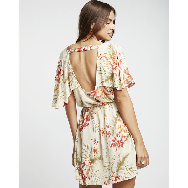 Vestido corto, de color beige con estampado de flores en tonos cálidos