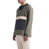 vista lateral de la Chaqueta canguro cortavientos herschel de color verde militar y negro thesurftown tienda fisica y online con envios gratis en 24 horas es españa