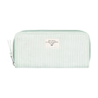 Cartera de suave tejido de micro pana, en color verde agua, con cierre de cremallera total y compartimentos interiores para tarjetas y bolsillo para monedas.