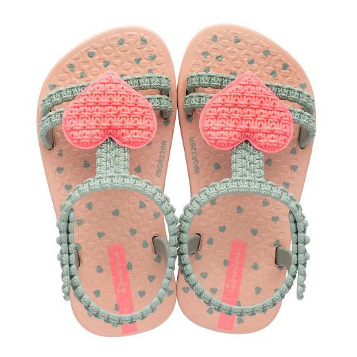 Chanclas Ipanema bebé My First beige verde y rosa con cierre al tobillo y diseño corazón