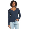 Camiseta de manga larga de color azul marino con detalle de encaje en hombros y parte alta de la espalda, de tejido grueso ideal para los días de frío y dar un toque arreglado a un look informal. Cuello de pico y bajo semi redondeado con placa metálica de Roxy.