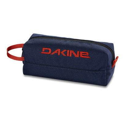 Estuche DAKINE Accessory Case Dark Navy azul marino con logo rojo y cremallera para accesorios