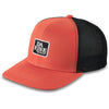 Gorra Dakine Classic Logo Trucker Sun Flare naranja con visera semicorva, rejilla negra trasera y cierre ajustable snapback