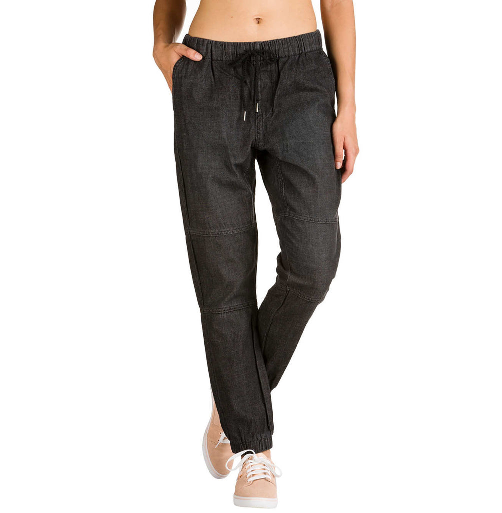 Un modelo de pantalón tipo jogger de tejido vaquero muy fino, de color negro jaspeado. Tiene un bonito detalle de bordado en ambos bolsillos traseros