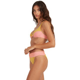 Parte de arriba de bikini Billabong de color amarillo mostaza y rosa salmón, tipo sujetador, está hecho de un tejido acanalado y reciclado
