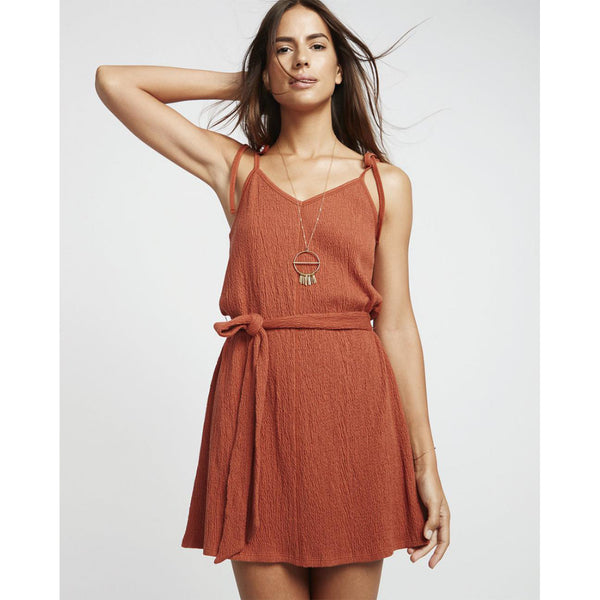 Vestido corto color naranja caldera con tirantes regulables, lo más original es el tejido de efecto fruncido y súper suave